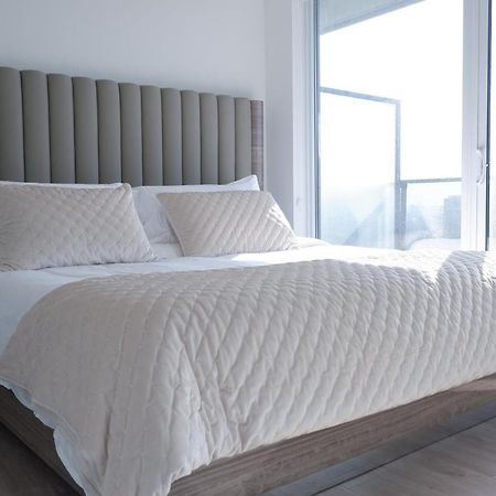 Modern Luxury Waterfront Condo Mississauga Exteriör bild
